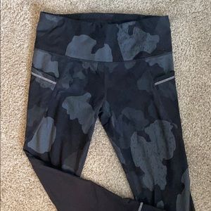 Athleta black camo capris with side pocket